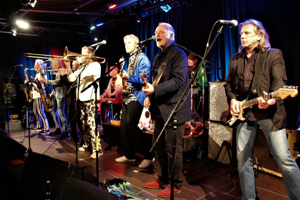 Die Band "Dr. Mablues & the Detail Horns" hat hat zusammen mit dem Publikum im Sindelfinger Pavillon eine fetzige Rhythm 'n' Blues-Party gefeiert. Bild: Denner