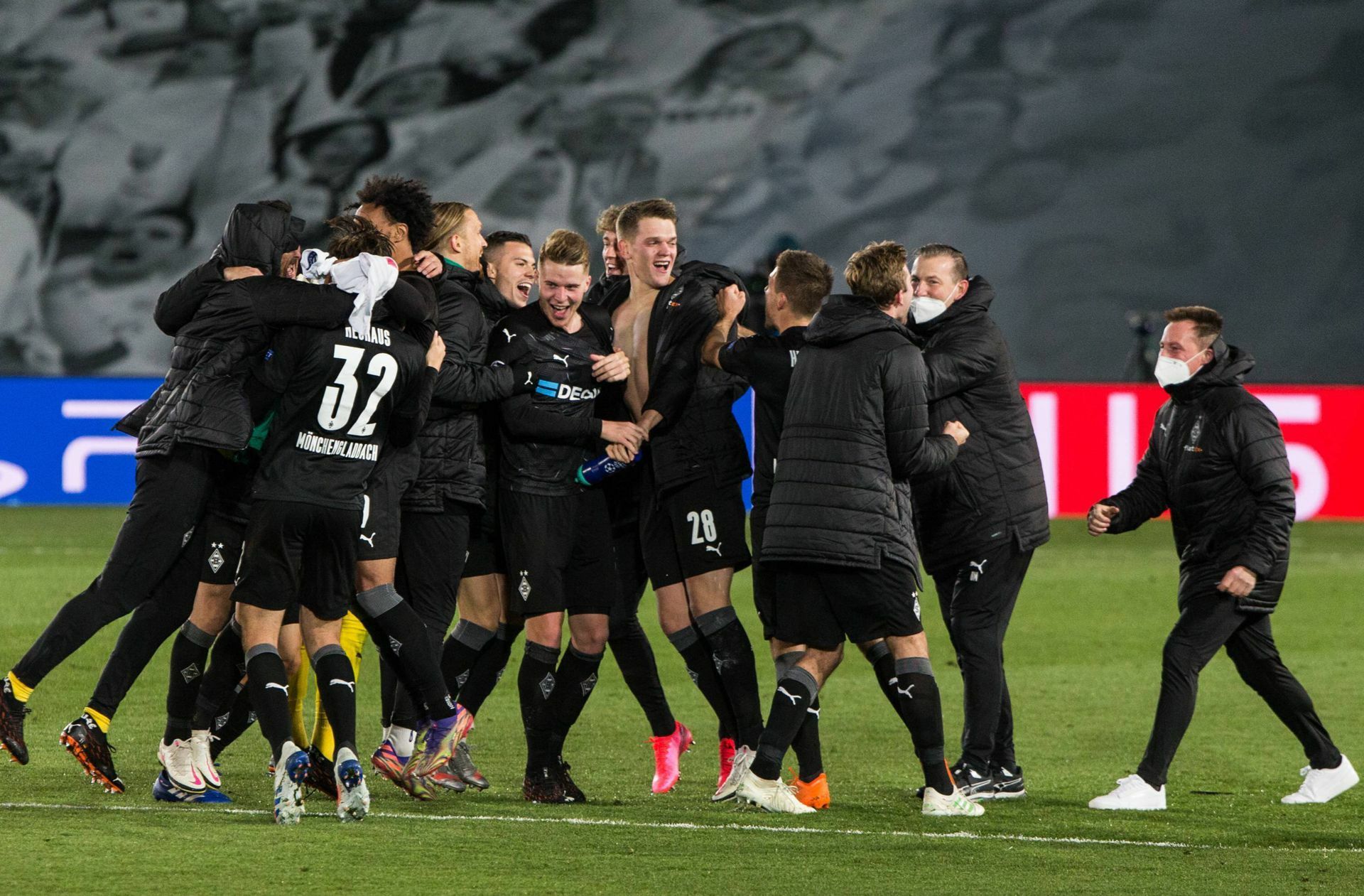 Jubel bei Borussia Mönchengladbach: Der Bundesligist hat sich trotz einer 0:2-Niederlage bei Real Madrid erstmals für das Achtelfinale der Königsklasse qualifiziert.