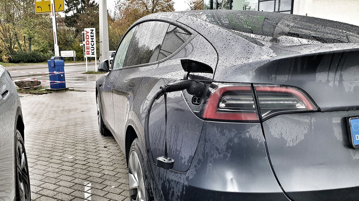 Bis 2030 kalkuliert der Landkreis mit rund 100000E-Autos.Bild: Wegner