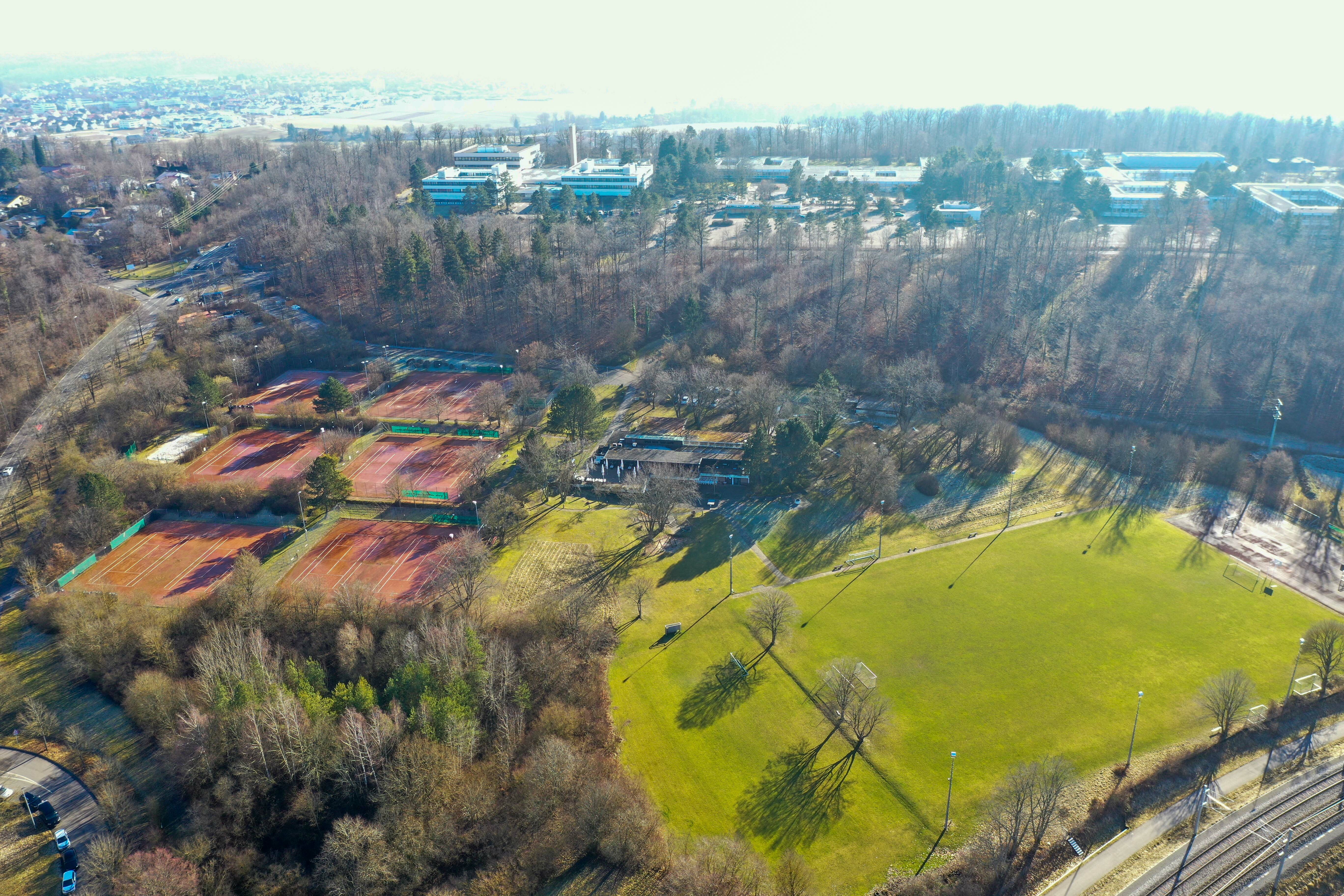 Auf dem Gelände des IBM-Klubs im Vordergrund und den IBM-Labors im Hintergrund wird der neue Stadtteil entstehen -- der Wald dazwischen soll aber weitgehend erhalten bleiben. Bild: Dettenmexer