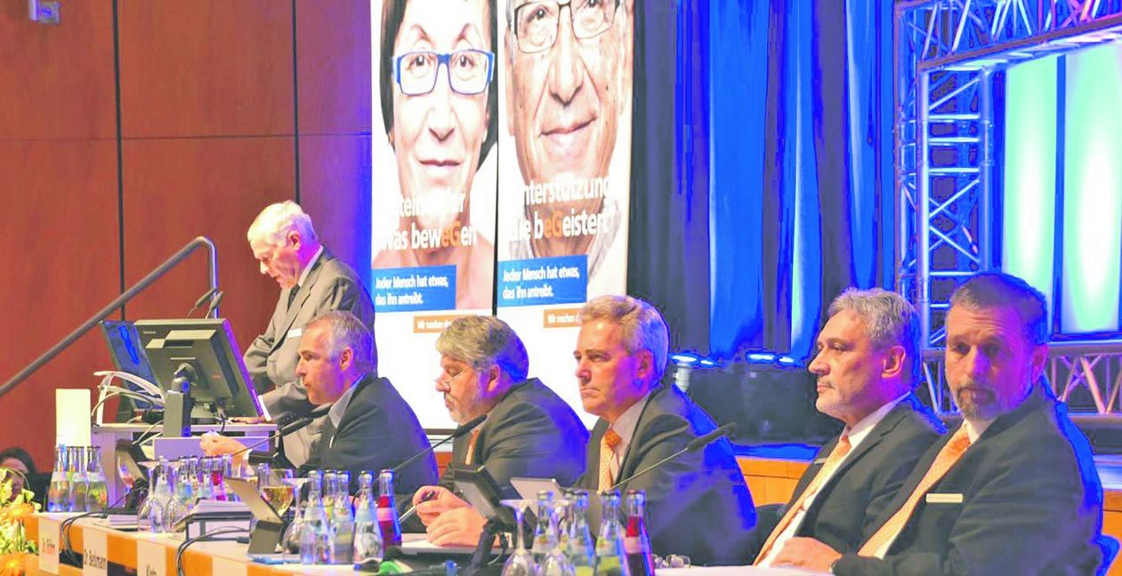 Die Führung der Vereinigten Volksbank bei der Vertreterversammlung (von links): Dr. Joachim Beckmann (Vorsitzender des Aufsichtsrats), Dr. Wolfgang Röhm (stellvertretender Vorsitzender des Aufsichtsrats), Wolfgang Klotz (Vorstandsvorsitzender), Karlheinz Sanwald (stellvertretender Vorstandsvorsitzender), Oswald Fiorini (Vorstand), Günther Wainowski (Vorstand). Bild: Reichert