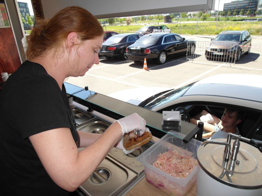 Anita Stechbart aus Prutting bei Rosenheim in ihrem
Foodtruck "The Pulled Factory" Bild: Staber