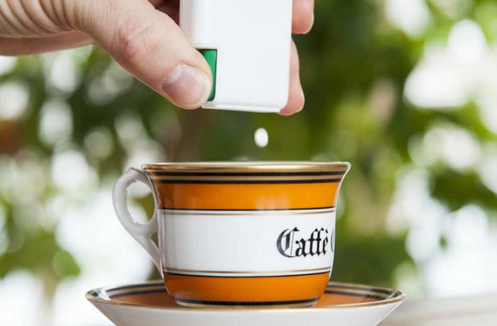 Nur eine Tablette, aber der Effekt ist enorm: Süßstoff im Kaffee.