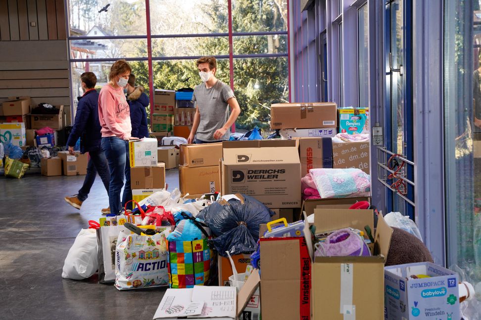 Припаси допомоги збираються в Klosterseehalle. Фотографії: Деттенмайер