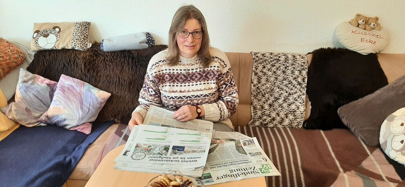 Nach ihrer Arbeit als Zeitungs-Zustellerin liest Elke Rau gerne die SZ/BZ. Bild: Elbers