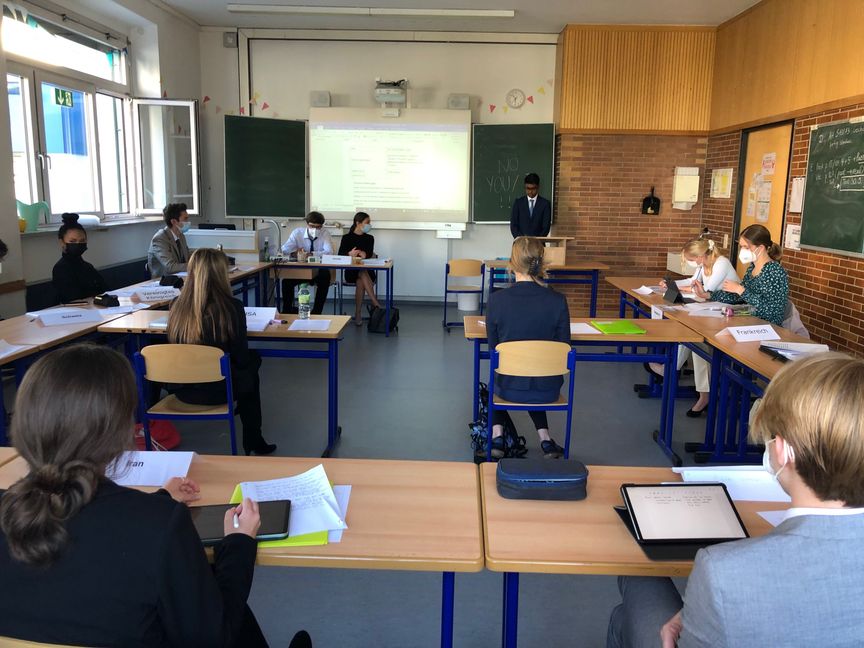 Die Schülerinnen und Schüler des Goldberg-Gymnasiums simulieren schon mal den Ernstfall.  Bild: z