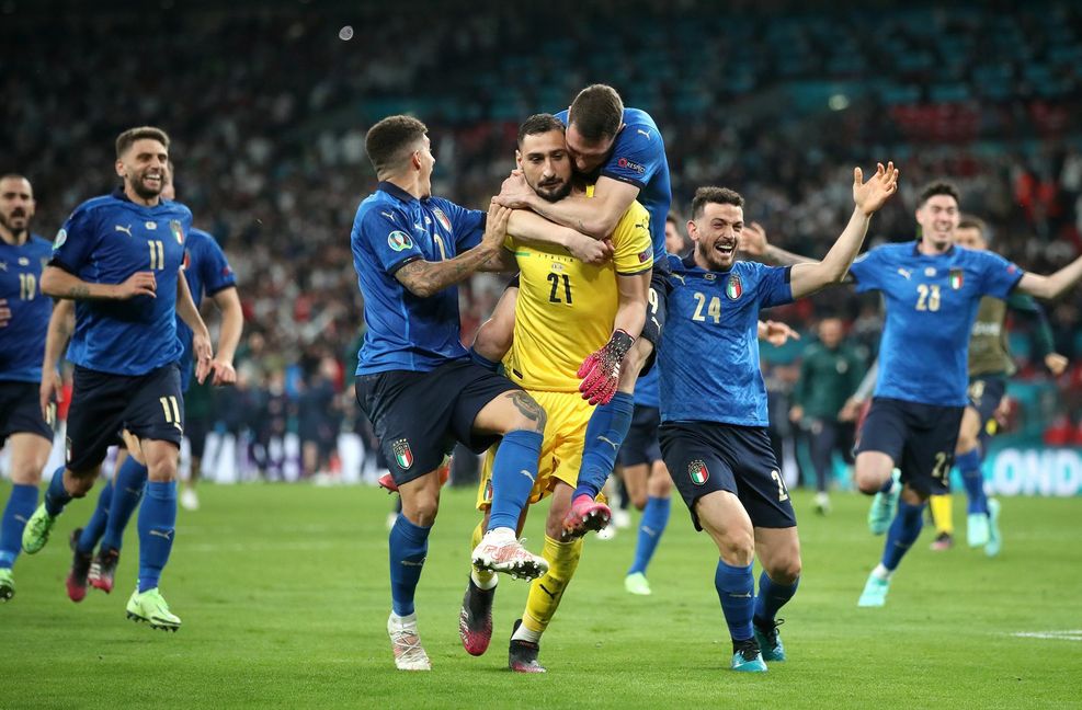 Amore: EM-Finalheld Gianluigi Donnarumma wird von seinen Mitspielern geherzt
 Foto: dpa/Nick Potts