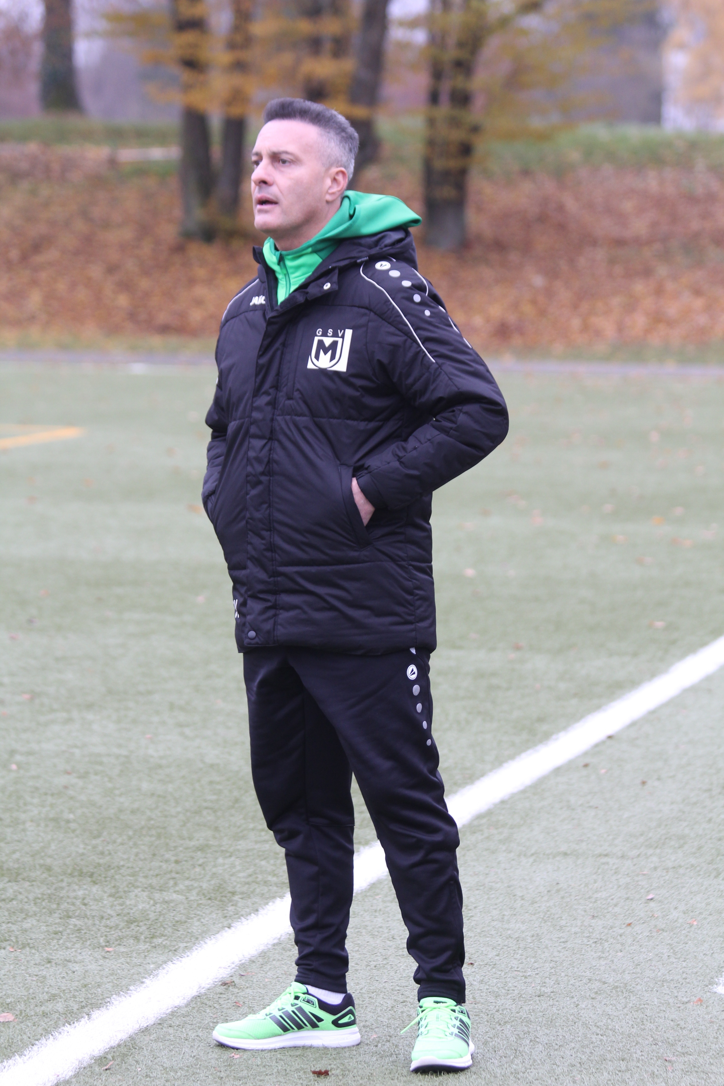 Maichingens Trainer Giuseppe Vella war nicht zufrieen, was er von seinen Schützlingen auf dem Platz sah. Bild: Oberdorfer