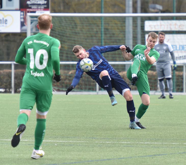 Artistisch: Der Ehninger Cedric Fais (rechts) im Trikot des VfL Herrenbreg.  Bild:  Vecsey