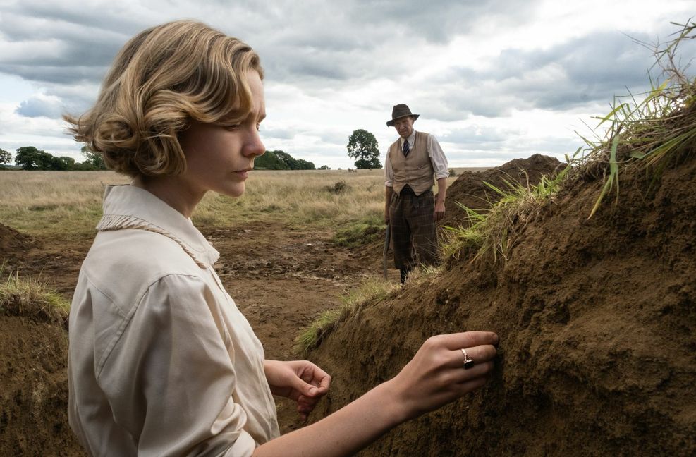 Sie umkreisen einander: Carey Mulligan und Ralph Fiennes in „Die Ausgrabung“. Foto: Netflix/Larry Horricks
