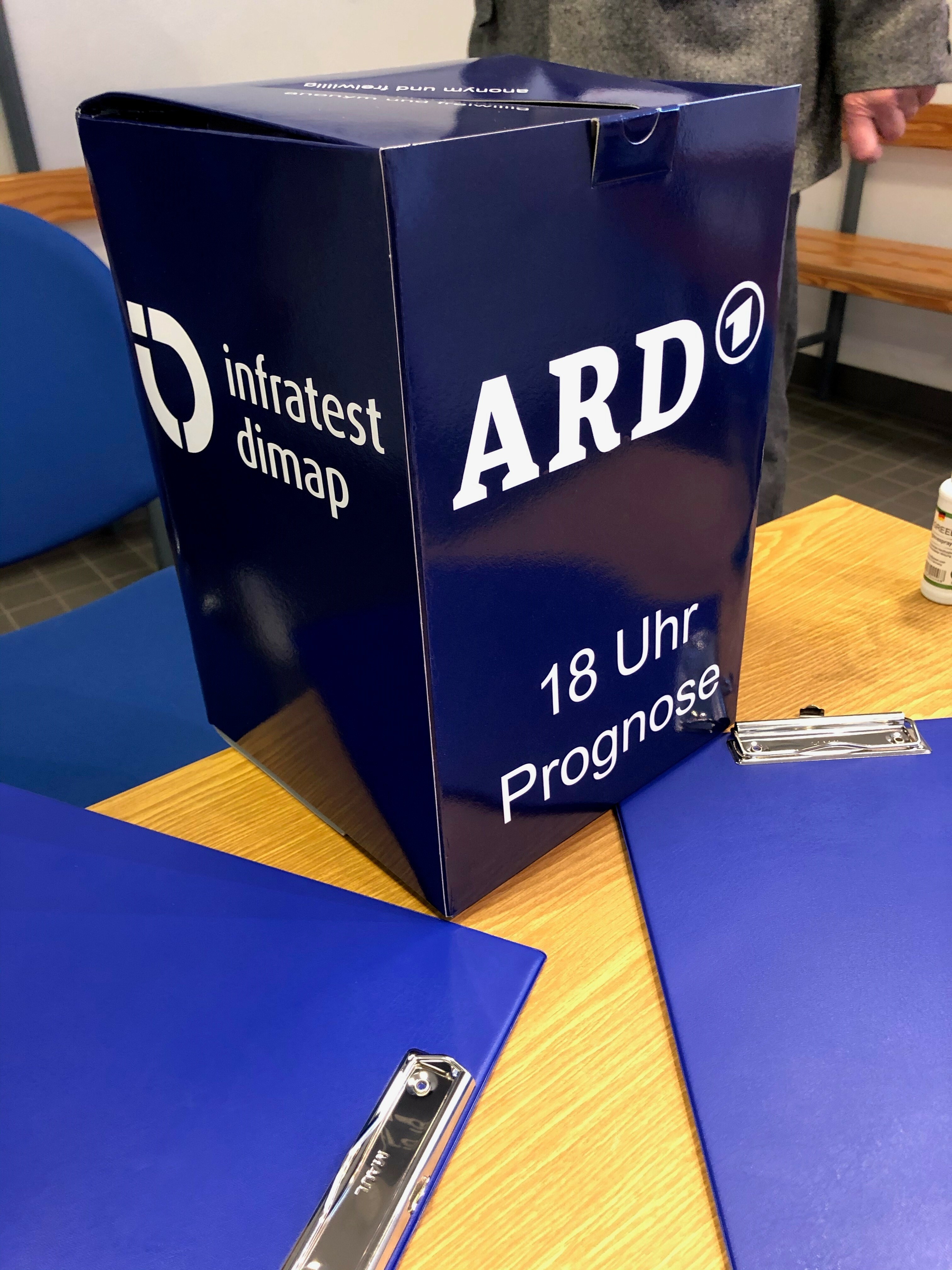 Die ARD hat in Breitenstein eine Umfrage-Box für ihre 18 Uhr-Prognose aufgestellt. Bild: z