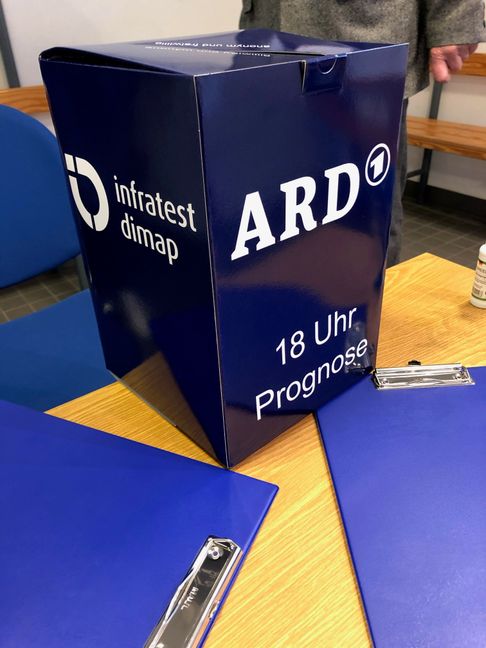 Die ARD hat in Breitenstein eine Umfrage-Box für ihre 18 Uhr-Prognose aufgestellt. Bild: z
