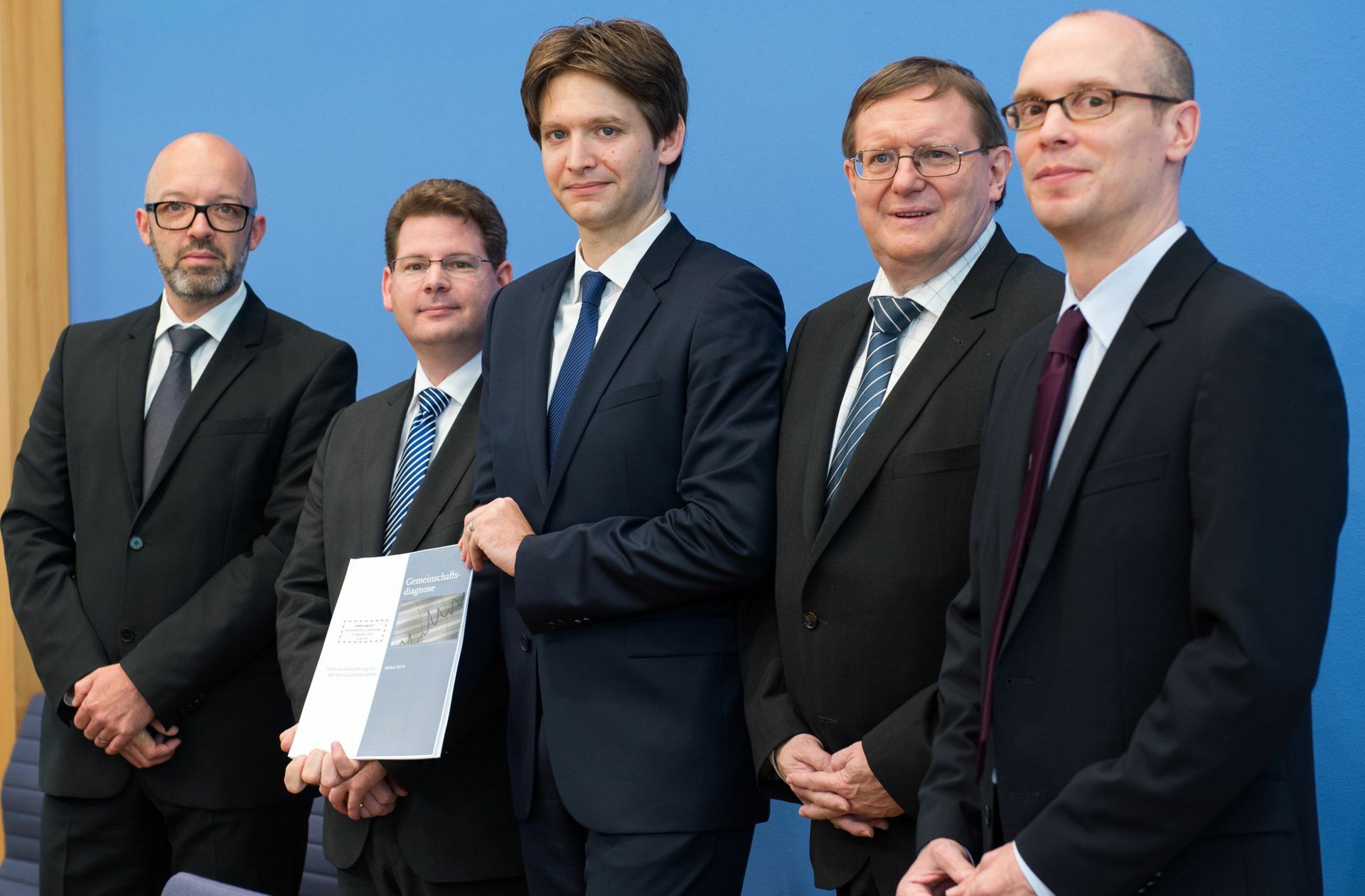 Timo Wollmershäuser (Ifo-Institut), Oliver Holtemöller (IWH), Ferdinand Fichtner (DIW), Roland Döhrn (RWI) und Stefan Ederer (WIFO, von links) stellen  das Konjunktur-Herbstgutachten der führenden Wirtschaftsforschungsinstitute vor.
 Foto: dpa/Bernd von Jutrczenka