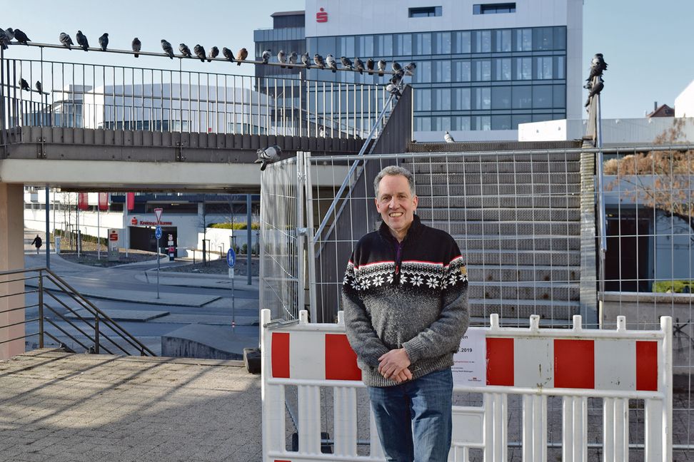 Max Nowak, Inhaber vom Reformhaus Klett im Böblinger Einkaufszentrum, ist froh, dass der Brückenabriss nun startet. Bilder: Krauter