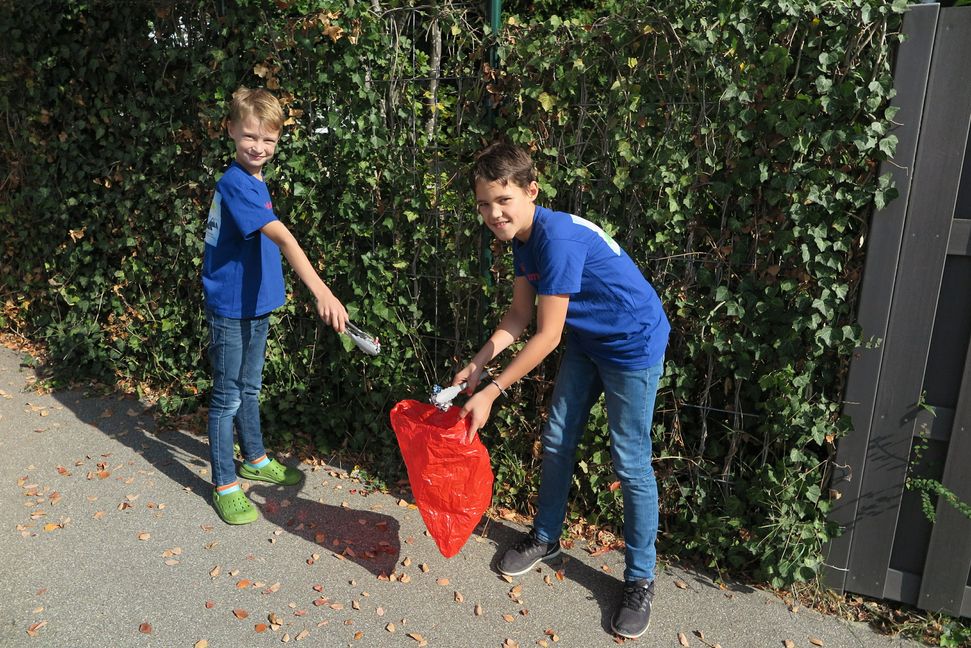 Ob auf dem Schulweg oder beim Spazierengehen: Das Müllaufsammeln gehört für die Brüder Piet (links) und Fynn Klingenstein zum Alltag. Bild: Groß