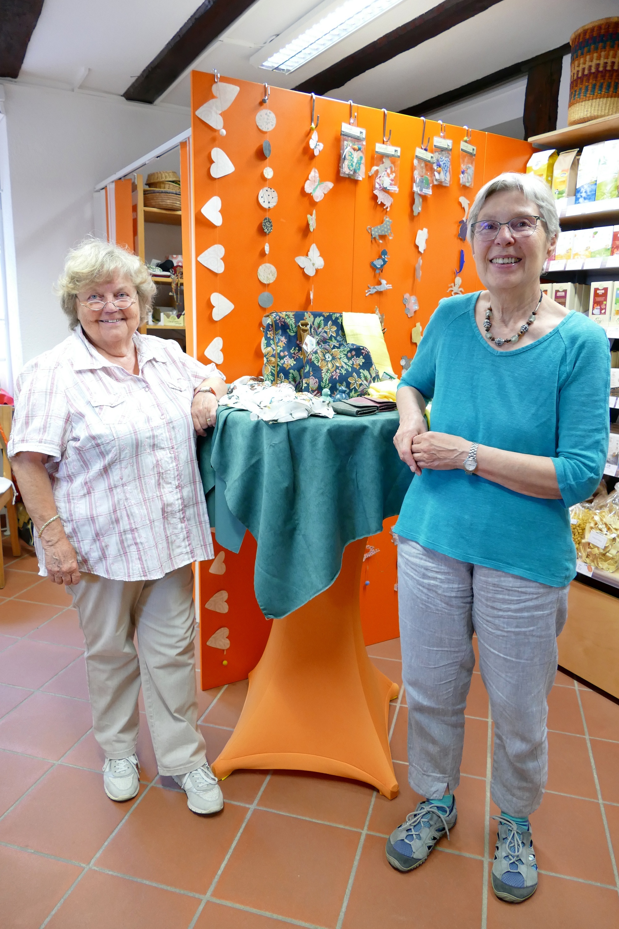 Heidi Beduhn (links) und Susanne Krümpel schwelgen in Erinnerungen