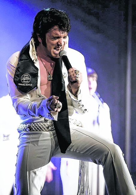 Auf der Bühne ist er in seinem Element: Elvis-Imitator Nils Strassburg. Bild: Dominic Pencz