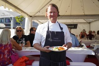 Tim Hornung von Hotel Krone tischt seine Köstlichkeiten bei Schlemmen am See auf. Bild: Dettenmeyer