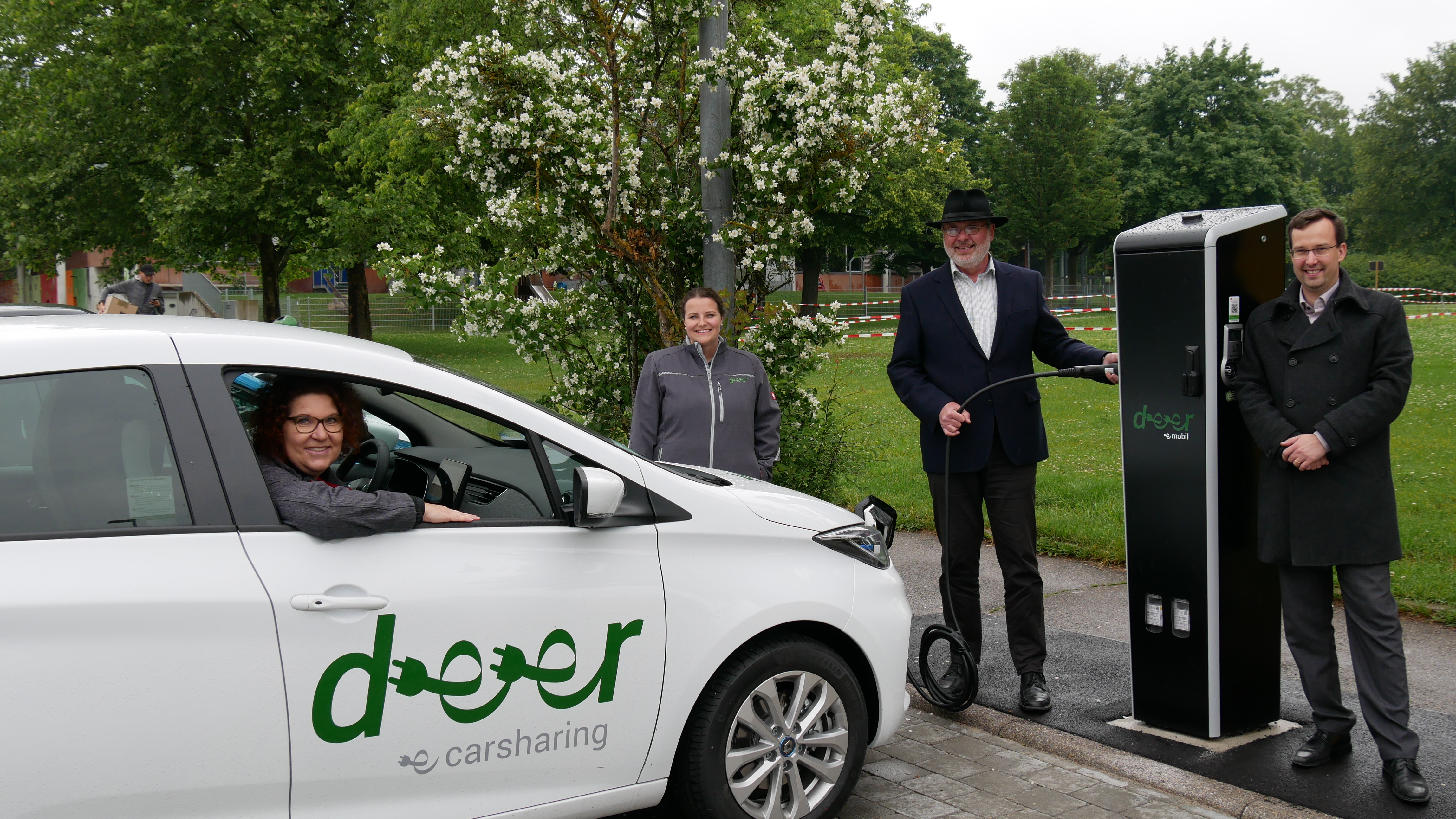 Birgit Glaser (Gemeinderätin), Kristina Seifert (Deer GmbH), Dietmar Maier (Bauamt) und Bürgermeister Dr. Daniel Schamburek (von links) bei der Einweihung der E-Ladestation vor dem Rathaus.