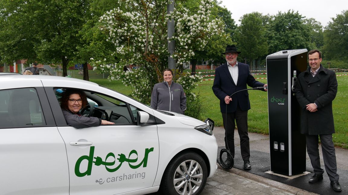 Birgit Glaser (Gemeinderätin), Kristina Seifert (Deer GmbH), Dietmar Maier (Bauamt) und Bürgermeister Dr. Daniel Schamburek (von links) bei der Einweihung der E-Ladestation vor dem Rathaus.
