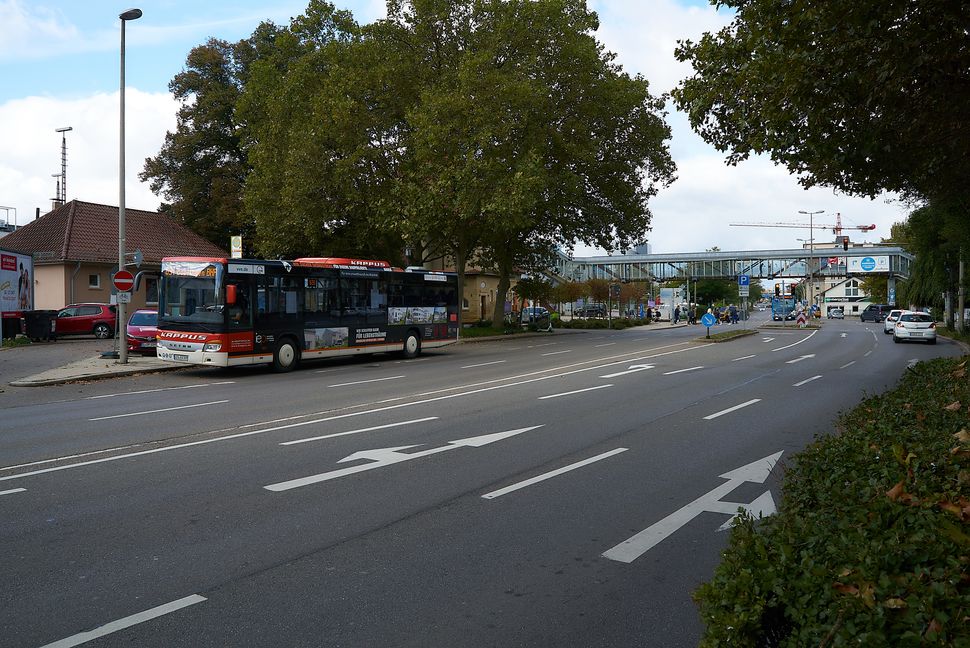 Die Sindelfinger Visitenkarte Bahnhof soll zum Mobilitätspunkt herausgeputzt werden. Der Fußgängersteg im Hintergrund soll schon in einigen Wochen weg sein. Bild: Heiden