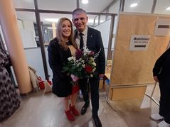 Ioannis Delakos und seine Frau Nicole gut gelaunt am Wahlabend im Rathaus.