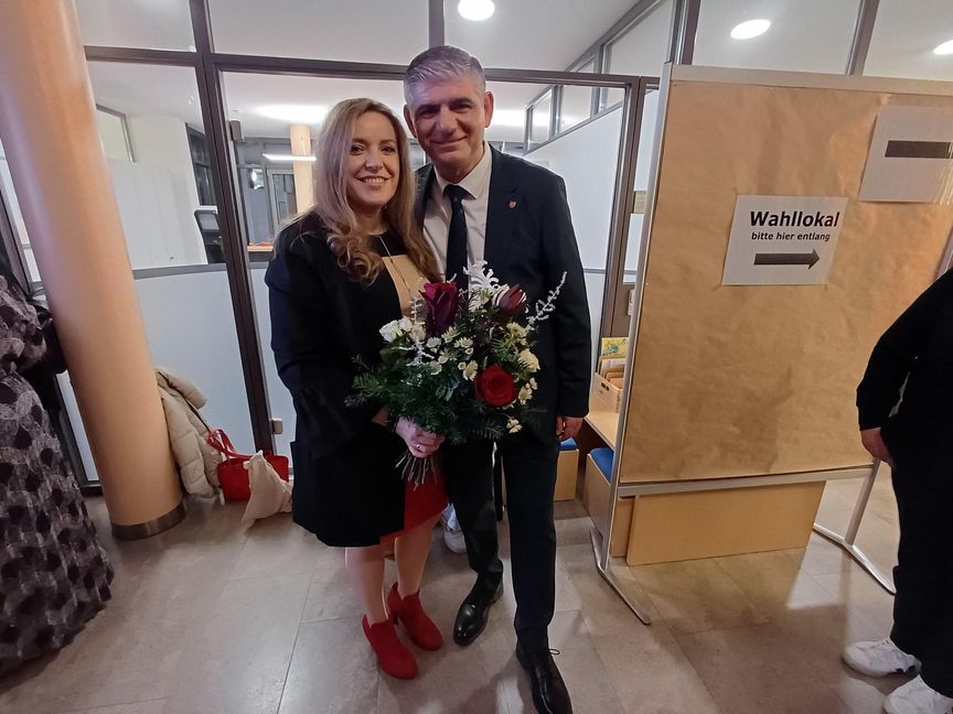Ioannis Delakos und seine Frau Nicole gut gelaunt am Wahlabend im Rathaus.