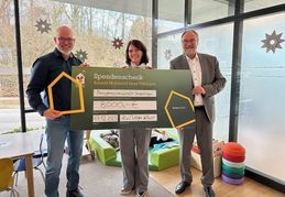 Bei der Spendenübergabe (von links): Kai Nüßgen, Elke Sederino und Christian Zeisler.