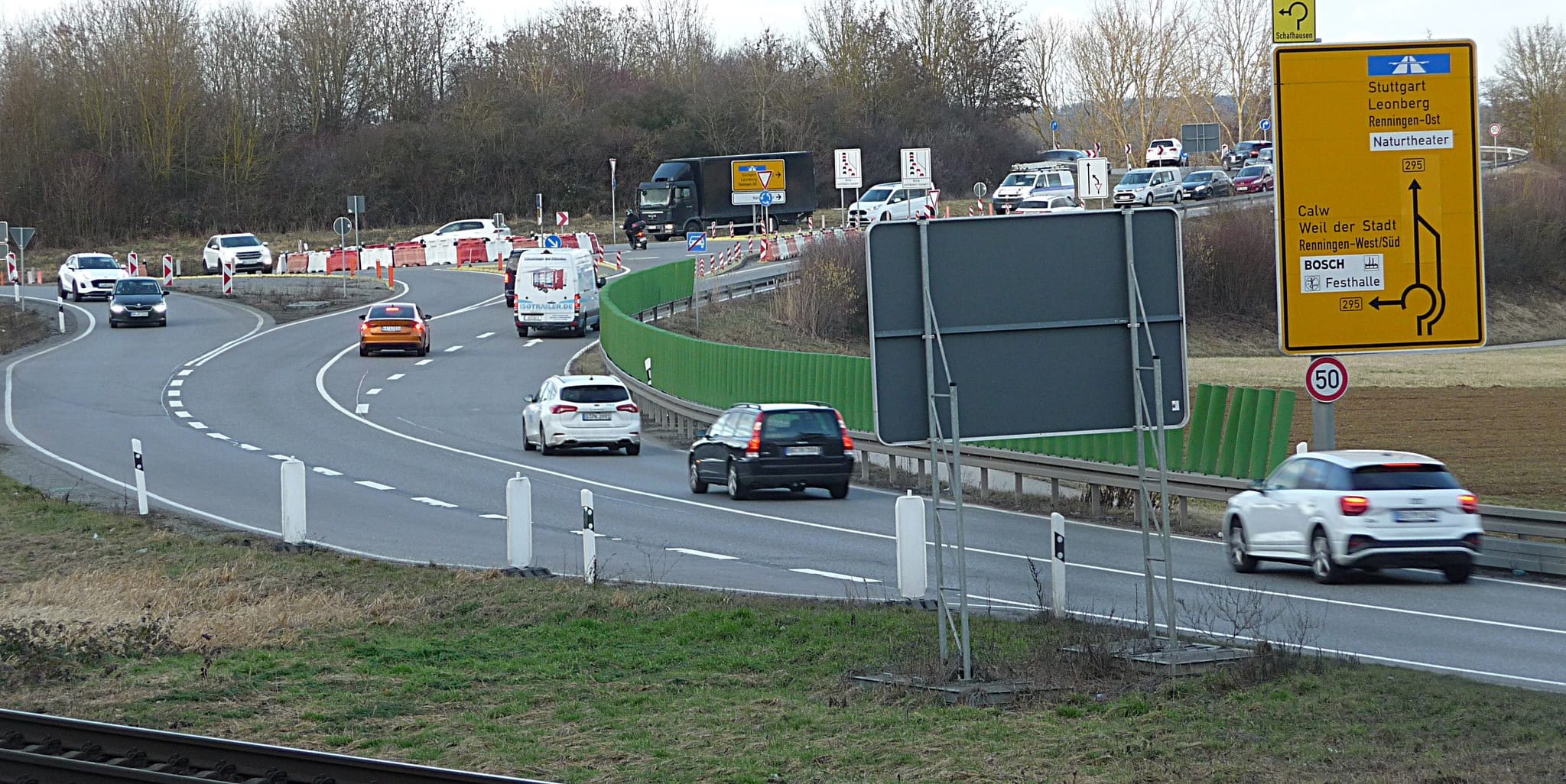 Der Lückenschluss zwischen B 464 und B 295 besteht seit dem Jahr 2013 aus zwei provisorischen Kreiseln. Die Planung für den Ausbau befindet sich im Stadium des Vorentwurfs.  Bild: Reichert