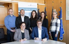 Unterzeichnung des Kooperationsvertrages: Marion Oker (leitende Geschäftsführerin der IHK-Bezirkskammer Böblingen) und Sindelfingens Oberbürgermeister Markus Kleemann (vordere Reihe). Hinten, von links: Kevin Stangl (Stadt Sindelfingen), Mehmet Koc (Stadt Sindelfingen), Katrin Zorn (Wirtschaftsförderung Sindelfingen GmbH), Sigrid Walsdorff (IHK Region Stuttgart) und Tanja Laabs (IHK-Bezirkskammer Böblingen).