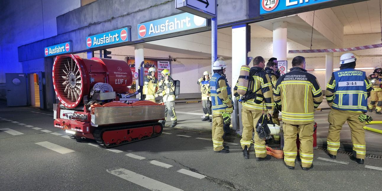 Die Feuerwehr führte den Rauch mithilfe eines Großventilators ab.