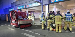 Die Feuerwehr führte den Rauch mithilfe eines Großventilators ab.