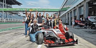 Der Maichinger André Petropoulos (rechts) mit seinem Team und den beiden Pokalen. Bild: z