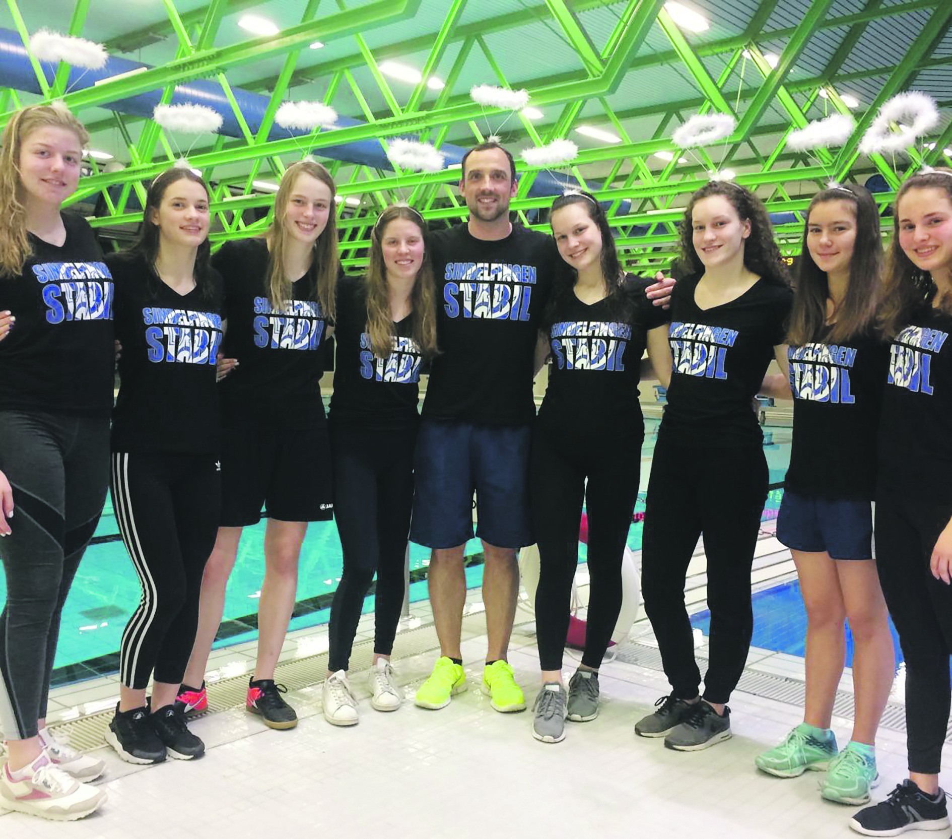 Aufsteigerinnen in die 2. Bundesliga: Annika Huber, Janka Riedel, Lea Ehret, Mette Biehal, Trainer Peter Lemesch, Tatjana Nedic, Mirela Nedic, Bibiana Uhl und Anna Kisker (von links). Nach zwei Jahren schafft das Team die Rückkehr in die 2. Bundesliga und zieht mit den Männern gleich. Bild: z