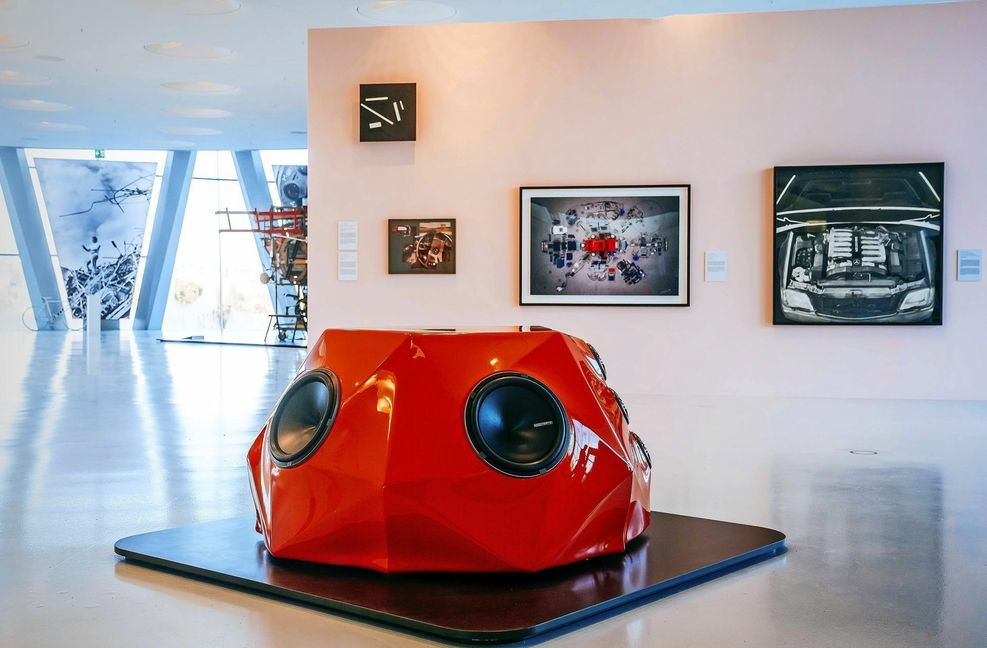 Im Vordergrund sticht das Werk von Vincent Szarek, „Moving in Stereo“, aus dem Jahr  2004 heraus.  Die Ausstellung zeigt 150 Arbeiten von 90 Künstlerinnen und Künstlern aus 20 Ländern.