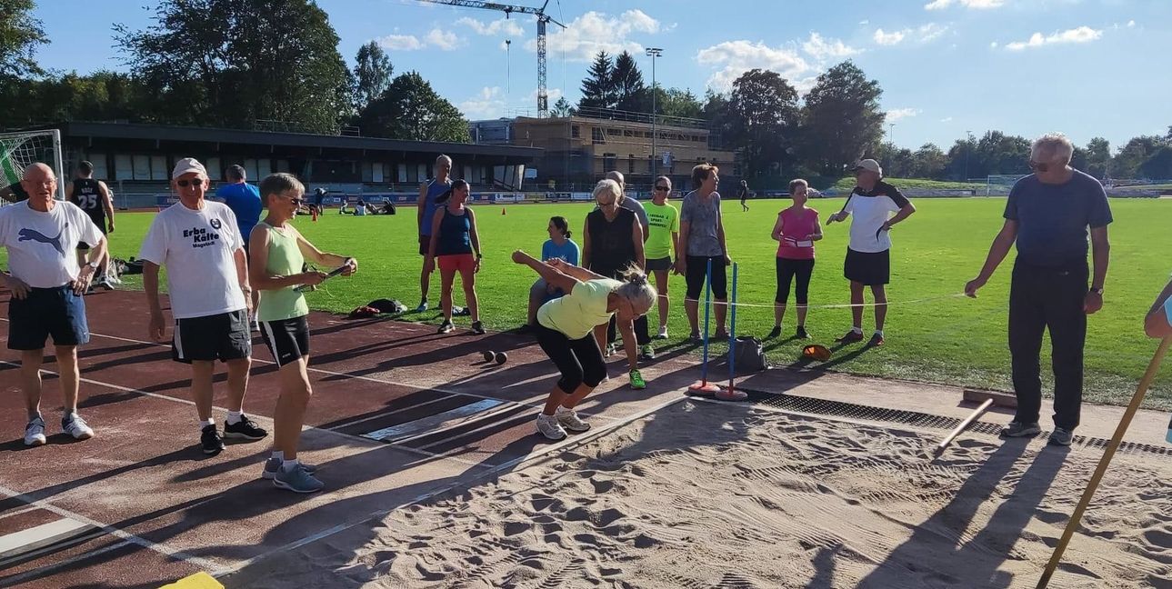 Sport hält fit, gesund und verbindet. Die Teilnahme beim Sportabzeichen organisiert der Sportverein.