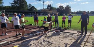 Sport hält fit, gesund und verbindet. Die Teilnahme beim Sportabzeichen organisiert der Sportverein.