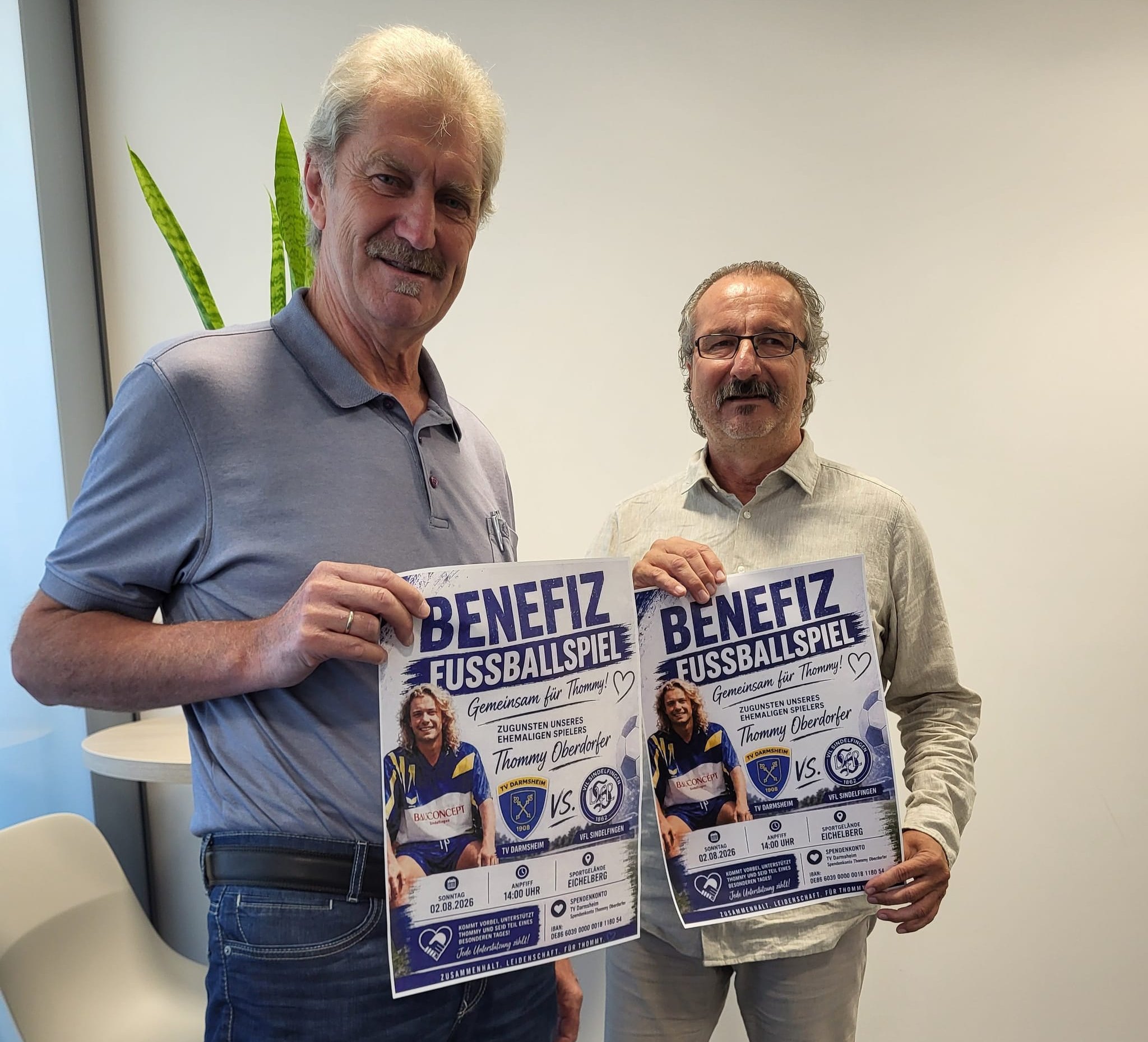 Jürgen Schuhmann (links) und Gerd Körber möchten mit einem Benefizspiel Geld für Thomas Oberdorfer sammeln.