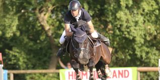 Julian Stahl auf Prinz Paolino gewinnt das Finale im S-Springen. Bild: Häusler