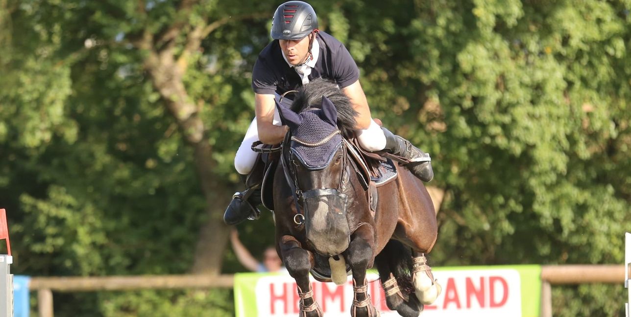 Julian Stahl auf Prinz Paolino gewinnt das Finale im S-Springen. Bild: Häusler
