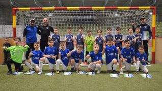 Die F1-Juniore des VfL Sindelfingen (stehend) und die F2-Junioren der SV Böblingen krallten sich den Sieg bei den Jüngsten im Glaspalast. Bild: Zvizdiç