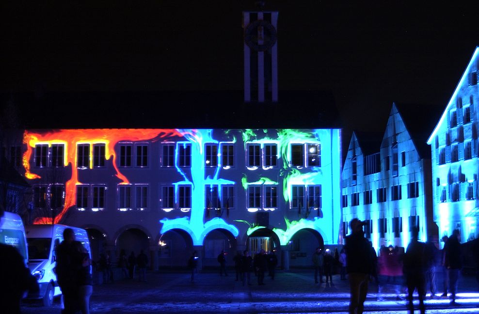 Auch in diesem Jahr war der Böblinger Marktplatz Teil der Langen Nacht der Museen. Mit einer Lichtinstallation wurden die umliegenden Gebäude in den Kunst-Abend integriert.	Bild: Mössinger+Brantsch