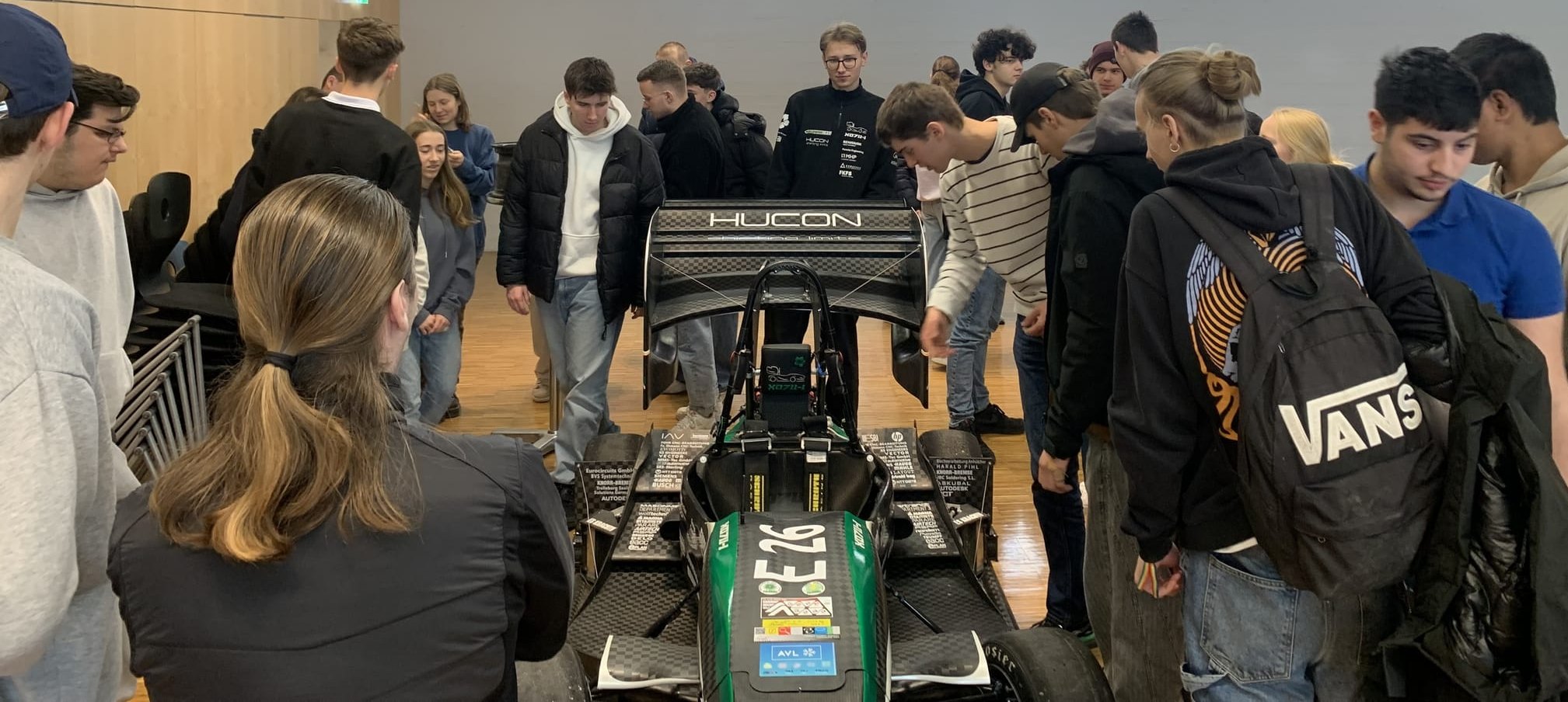 Die Schüler und Schülerinnen der Gottlieb-Daimler-Schule 2 und der Rennwagen aus Stuttgart. Bild: z