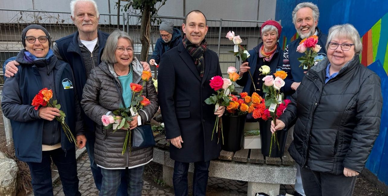 Oberbürgermeister Dr. Stafen Belz  mit zwei Rosen in der Hand. Bild: z