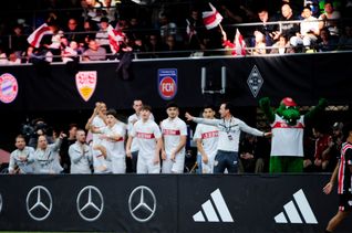 Die U19 des VfB Stuttgart mit Trainer Nico Willig und Maskottchen Fritzle gewinnt den Mercedes-Banz Junior Cup im Sindelfinger Glaspalast. 	Bild: photostampe