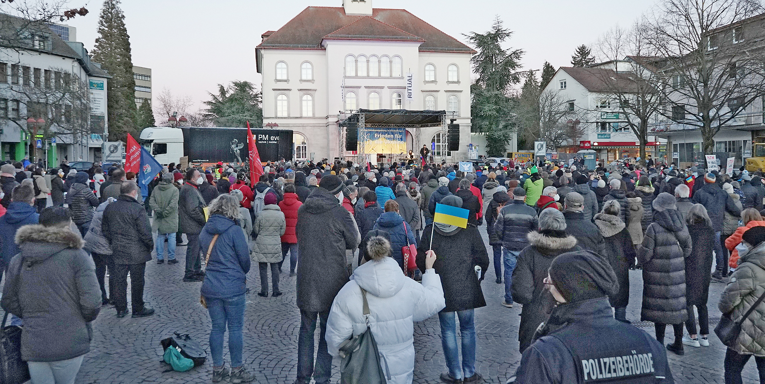 Am 8. März 2022 haben wenige Tage nach Kriegsbeginn einige hundert Menschen an einer Friedenskundgebung auf dem Sindelfinger Marktplatz teilgenommen.