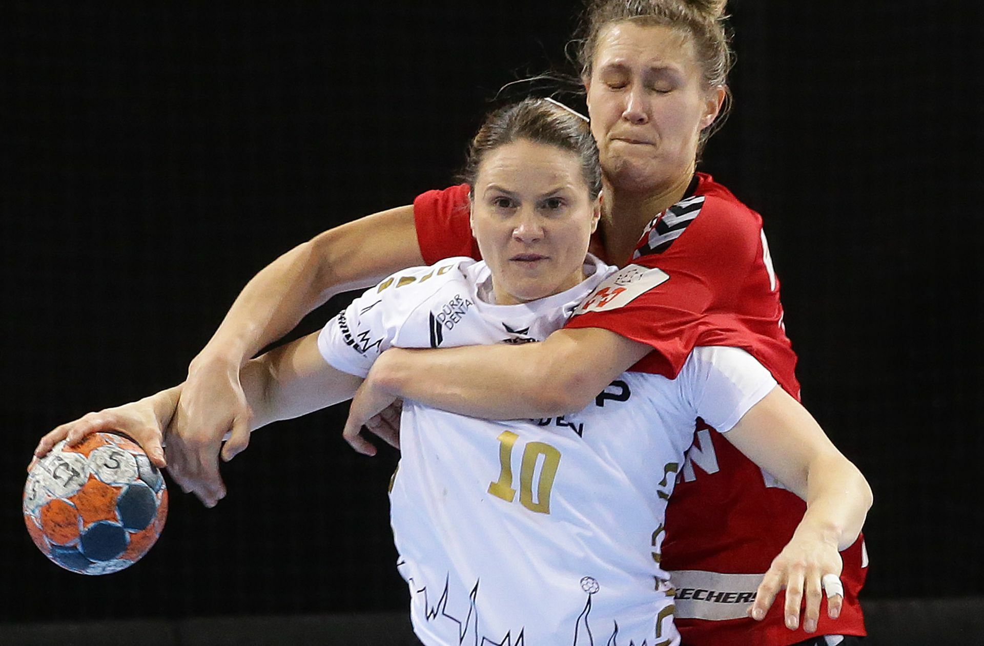 Wird auch in den Spielen der Champions League immer gut bewacht: Anna Loerper (vorne)  von der SG BBM Bietigheim.