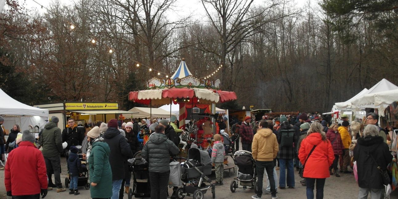Die Weiler Waldweihnacht mit dem historischen Karussell.