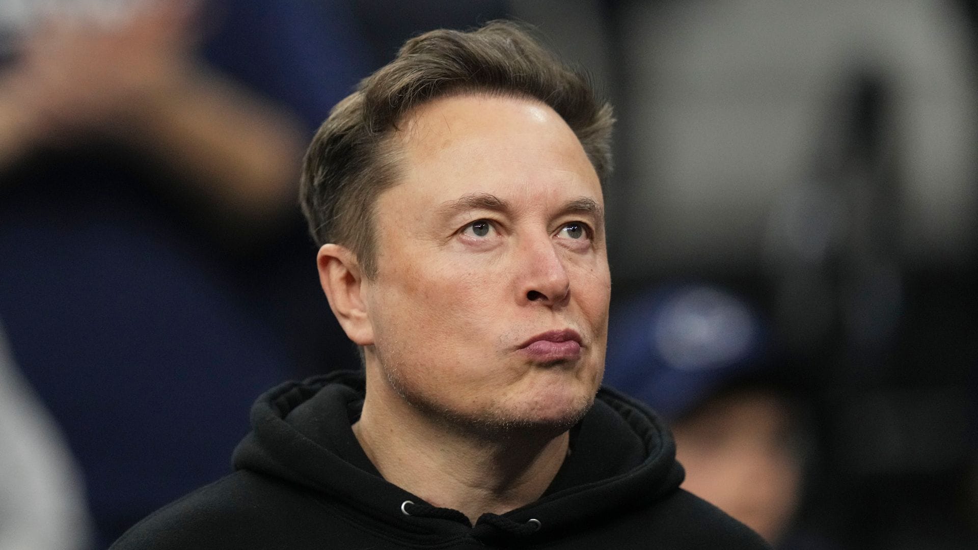 Der KI-Chatbot Grok von Elon Musks Unternehmen X steht in der Kritik. (Archivbild)