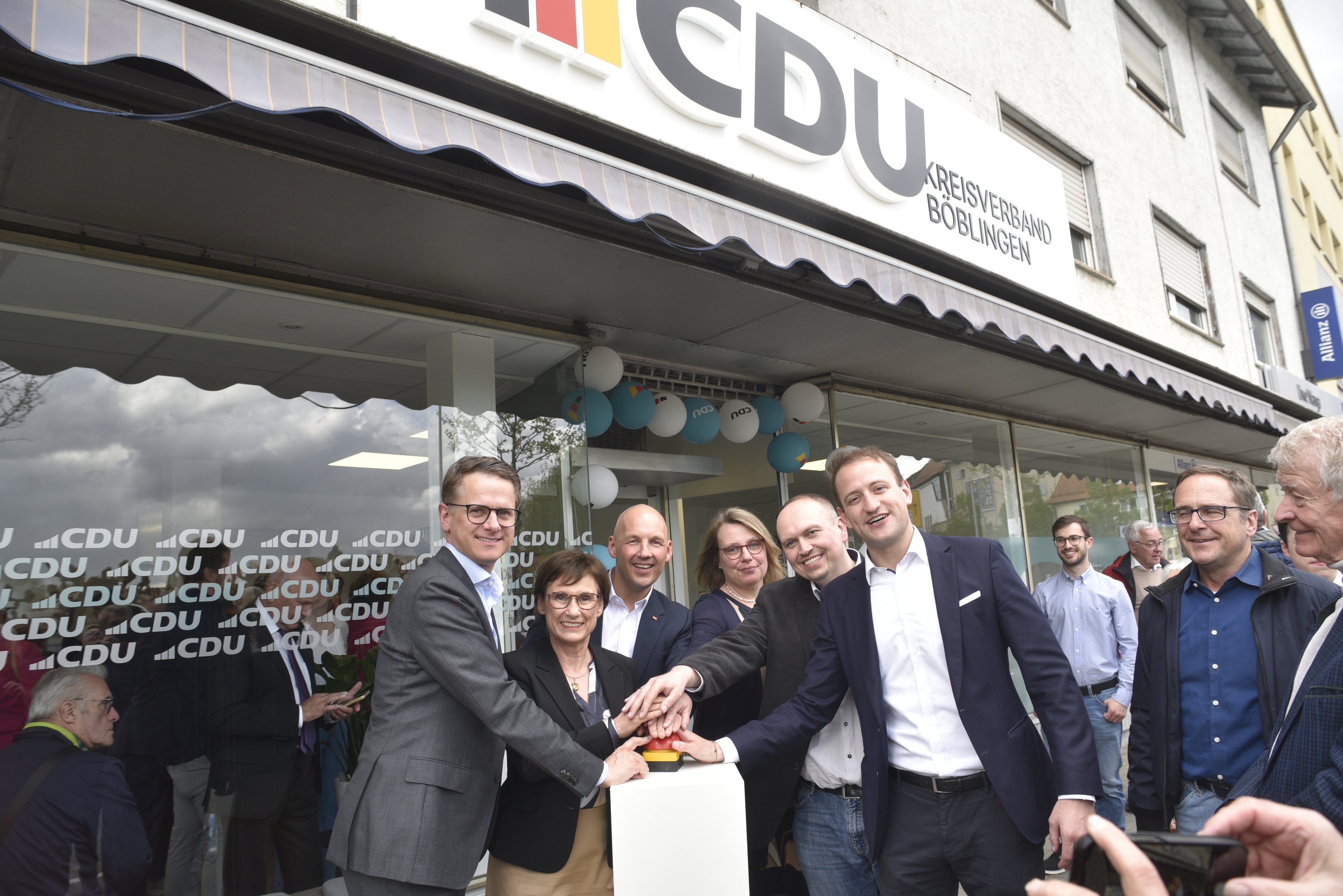Viele Hände drücken den Startknopf für die neue Parteizentrale des CDU-Kreisverbands Böblingen. Von links: Dr. Carsten Linnemann (Generalsekretär der Bundes-CDU), Sabine Kurtz (Parlamentarische Staatssekretärin, Landtagsabgeordnete), der Bundestagsabgeordnete Marc Biadacz, Kreisgeschäftsführerin Nicole Fischinger, Rafael Piofczyk (Beisitzer im Kreisvorstand) und Dr. Matthias Miller (Kreisvorsitzender und Landtagsabgeordneter).